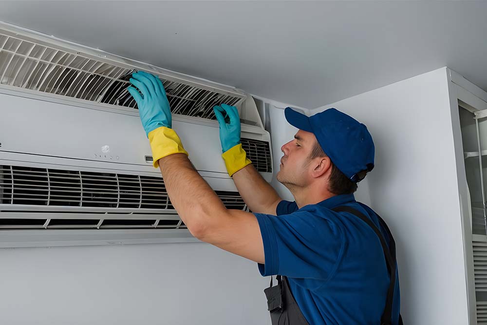 Técnico instalando aire