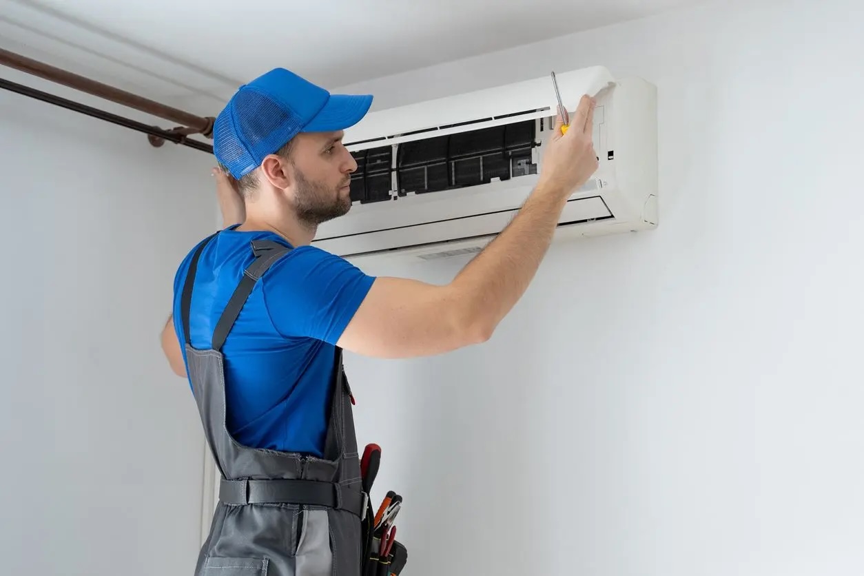 Técnico instalando Instalación de Termotanque
